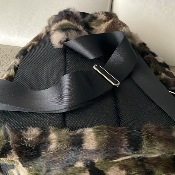 NWT RABBIT FUR IN CAMO COLORING BACKPACK - Picture 5 of 11